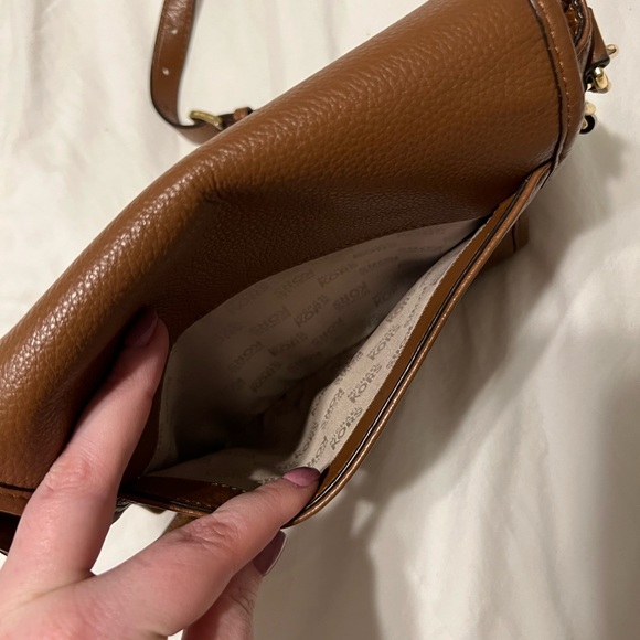 Camel brown Michael Kors crossbody with gold chain detail - Picture 4 of 4